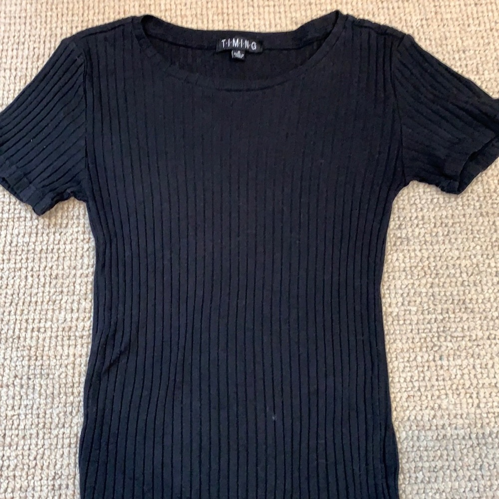 Fitted black ribbed tee shirt